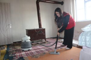 AĞRI (AA) – Ağrı'nın Doğubayazıt ilçesinde, üniversite öğrencisi Kızılay gönüllüleri,