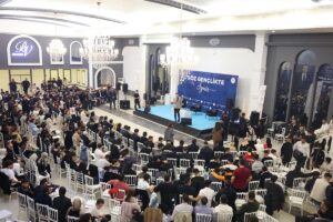 - "İzmir, yüksek genç nüfus potansiyeline rağmen yerel yönetimlerce etkin