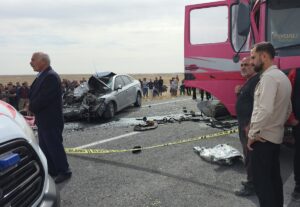 AKSARAY (AA) – Aksaray’ın Eskil ilçesinde kamyonla çarpışan otomobildeki 3