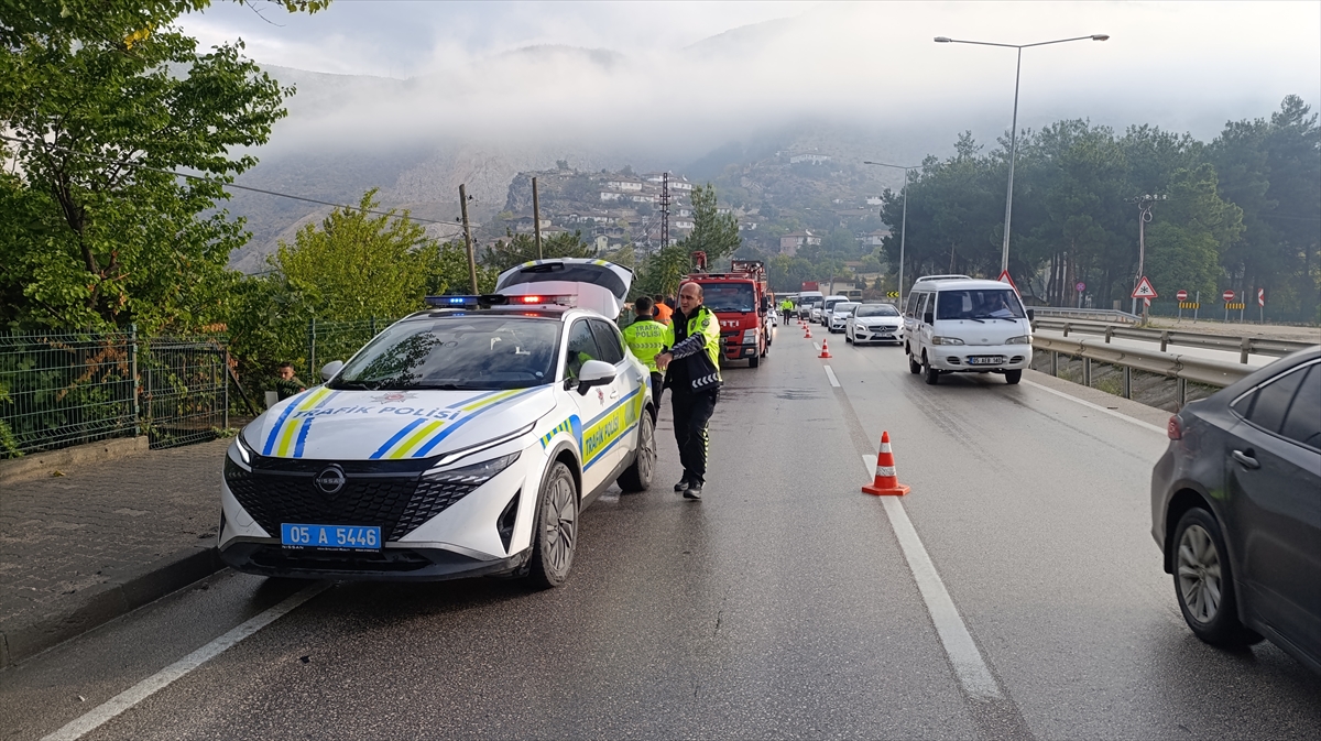 Amasya'da bahçeye devrilen otomobildeki 4 kişi yaralandı