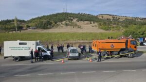 AMASYA (AA) – Amasya'nın Gümüşhacıköy ilçesinde kamyonla çarpışan hafif ticari