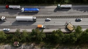 SAKARYA (AA) – Anadolu Otoyolu'nun Sakarya geçişinde devrilen kamyonet, ulaşımda