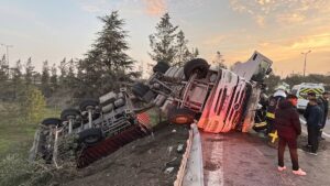 KOCAELİ (AA) – Anadolu Otoyolu Gebze gişeleri bağlantı yolunda konteyner