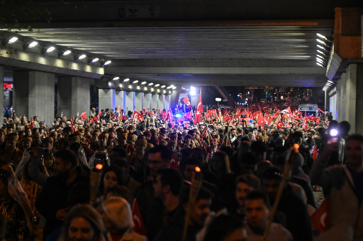 Ankara'da Cumhuriyet Bayramı dolayısıyla fener alayı düzenlendi