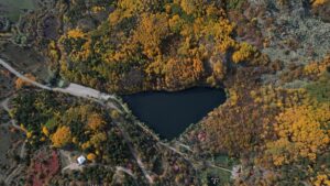 ANKARA (AA) – Ankara'da sonbahar renklerinin hakim olduğu Karagöl Tabiat