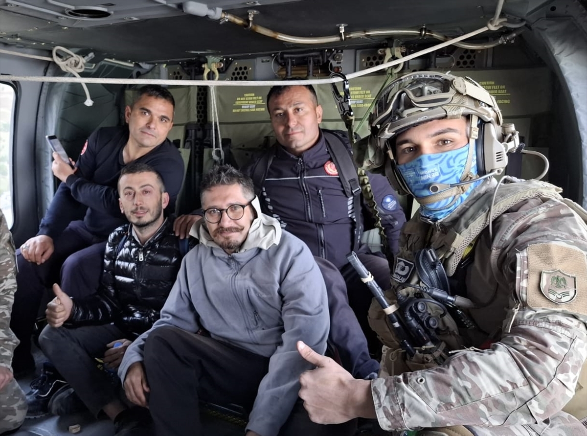 Antalya'da dağda mahsur kalan jeoloji mühendisleri askeri helikopterle kurtarıldı