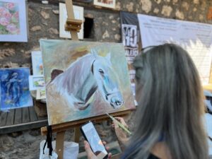 - Sanatçılar, tarihi Kaleiçi sokaklarında seramik heykel, ebru, suluboya, akrilik