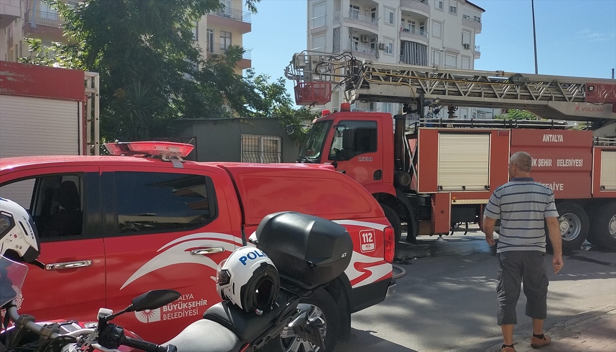 Antalya'da evde çıkan yangında hasar oluştu