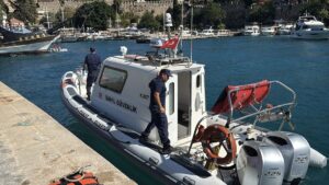 ANTALYA (AA) – Antalya'nın Muratpaşa ilçesinde falezlerden denize düşen kadın