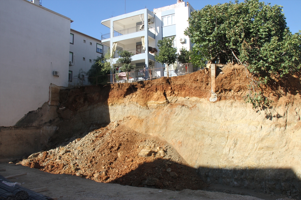 Antalya'da göçükte zarar gören evlerinden tahliye edilen aileler bekleyişini sürdürüyor