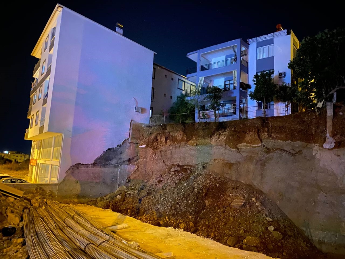 Antalya’da meydana gelen göçükte zarar gören ev tahliye edildi