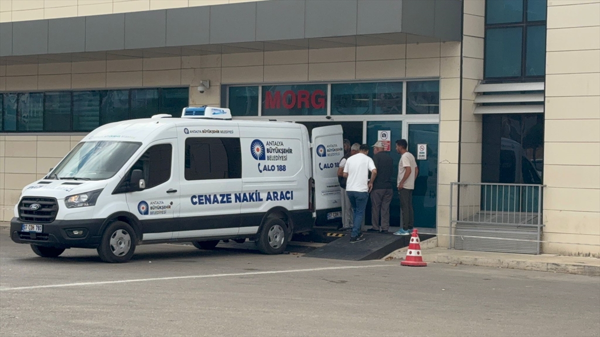 Antalya'da otomobil ile hafif ticari araç çarpıştı, 1 kişi öldü, 3 kişi yaralandı