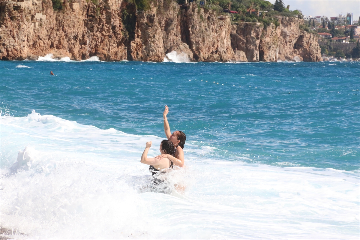 Antalya'da yabancı turistler dalgalara rağmen denize girdi