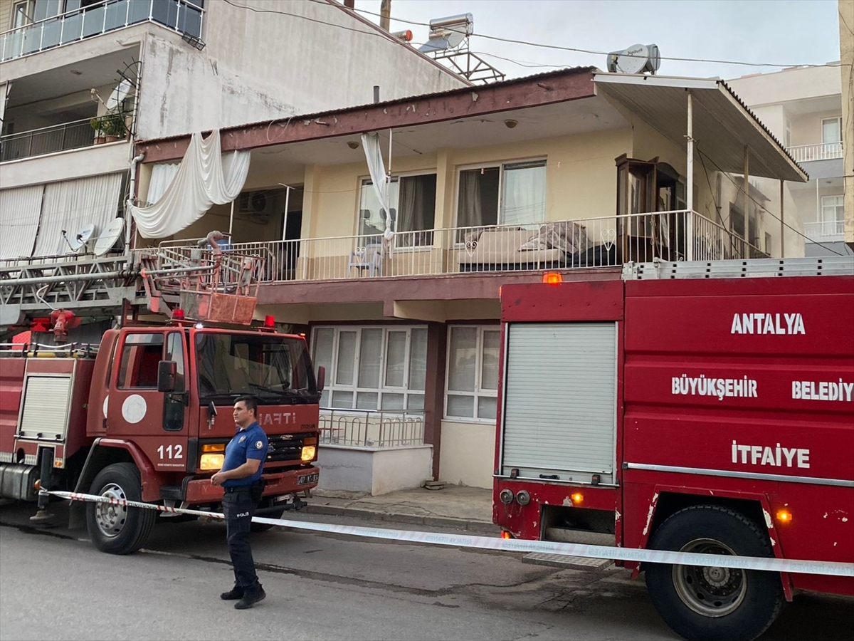 Antalya'da yangın çıkan evdeki muhabbet kuşu kurtarıldı