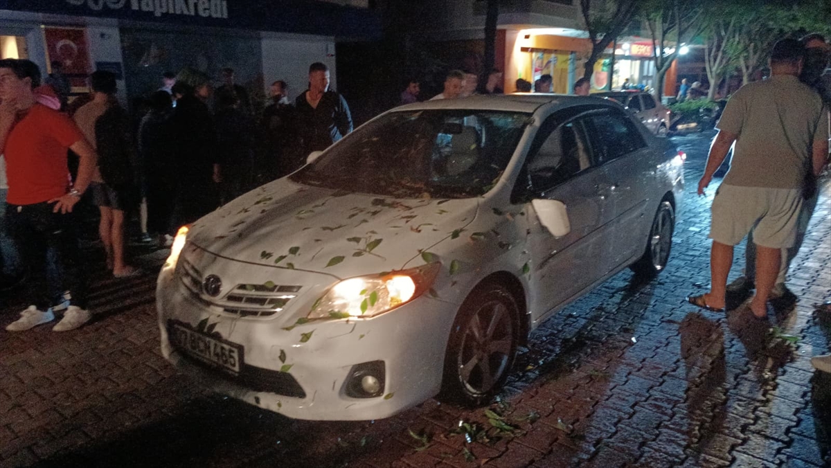 Antalya’nın Demre ilçesinde sağanak ve hortum hayatı olumsuz etkiledi