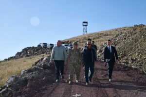 ARDAHAN (AA) – Ardahan Valisi Hayrettin Çiçek, Gürcistan sınır hattında