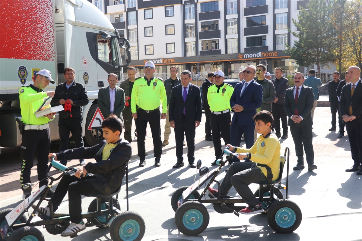 Ardahan'da çocuklar mobil eğitim tırında trafik kuralları hakkında bilgilendirildi