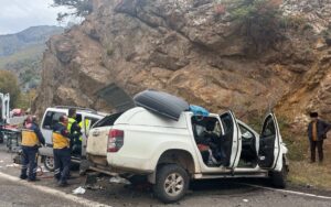 ARTVİN (AA) – Artvin'in Şavşat ilçesinde üç aracın karıştığı trafik