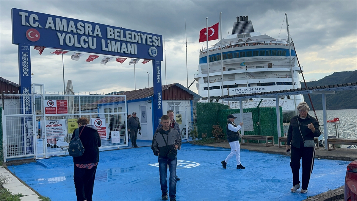 “Astoria Grande” kruvaziyeri Rusya'dan 940 yolcusuyla Amasra'ya geldi