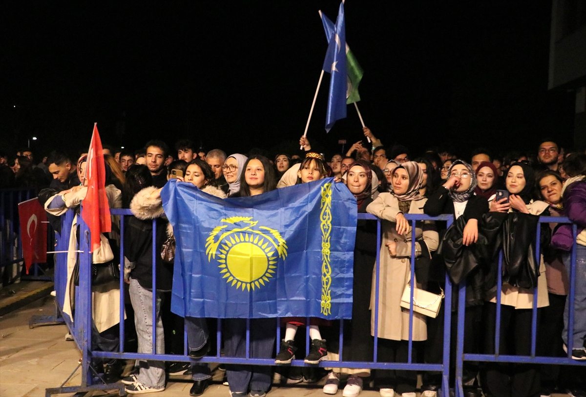 “Ay Yola” müzik grubu Türkiye’deki ilk konserini Erzurum’da verdi
