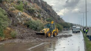 AYDIN (AA) – Aydın'ın Söke ilçesinde toprak kayması sonucu Aydın-Söke