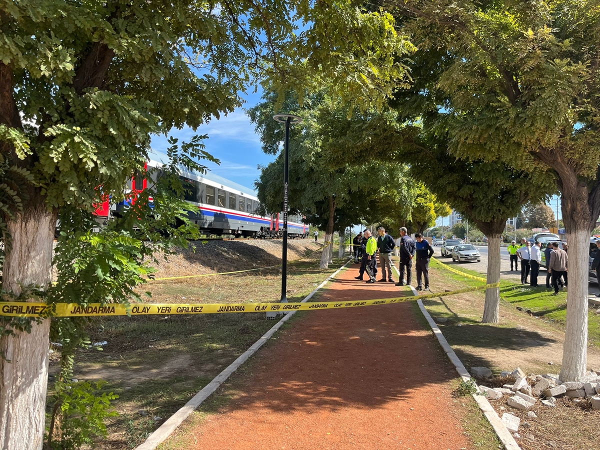Aydın'da torununu kurtarmak isterken trenin çarptığı kadın yaralandı