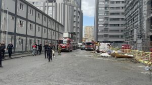 İSTANBUL (AA) – İstanbul Bahçelievler'de, bir inşaatın dış cephesinde asılı