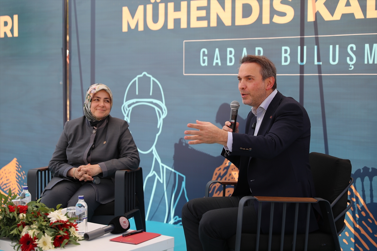 Bakan Bayraktar, Gabar'da Türkiye'nin farklı illerinden gelen 73 kadın mühendisle buluştu