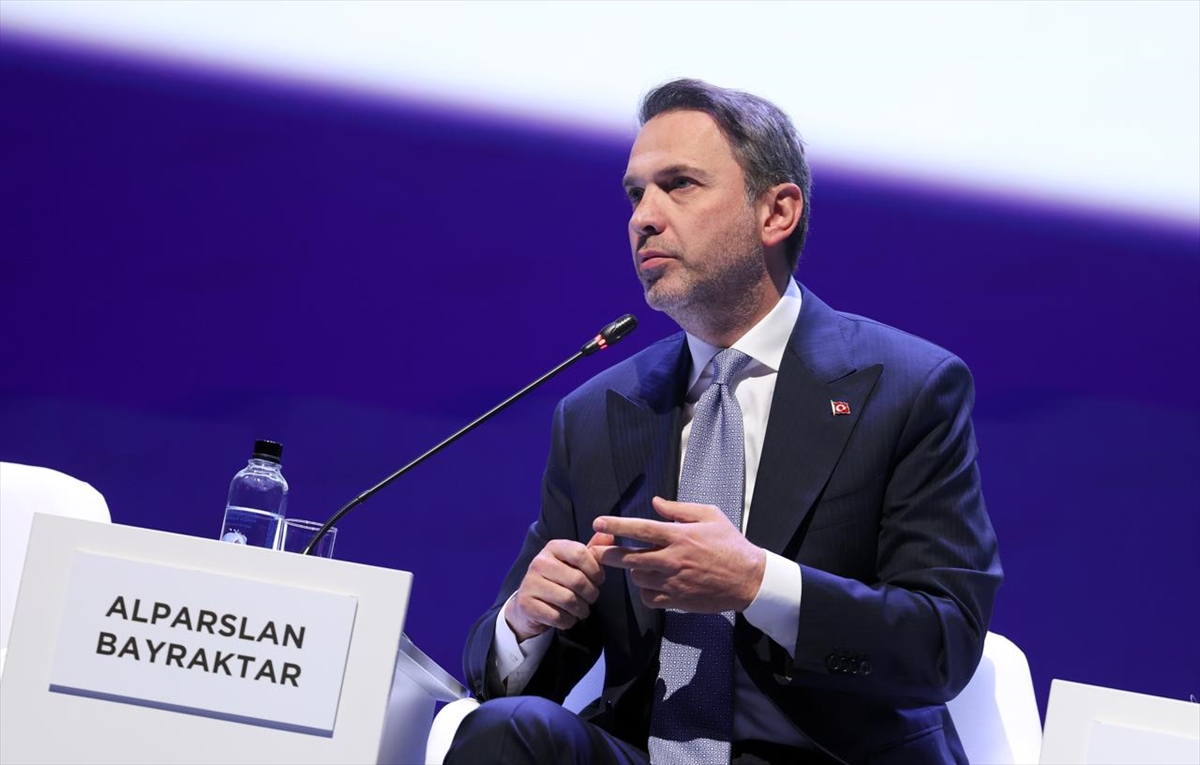 Bakan Bayraktar, uygun maliyetli enerji arzı için yatırımlara devam edileceğini bildirdi: