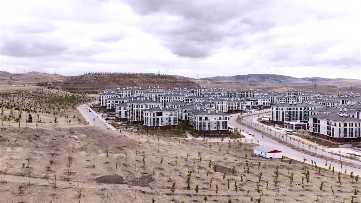 Bakan Kurum, sosyal konut projeleriyle evlerine yerleşen vatandaşların görüntülerini paylaştı: