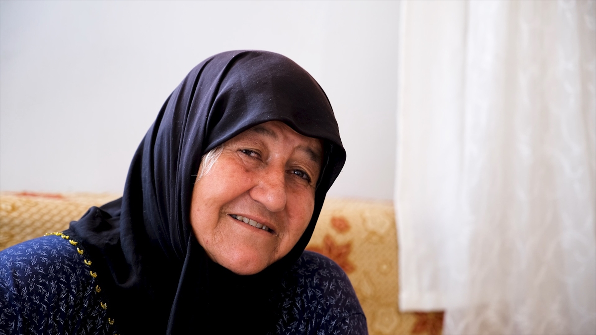 Bakan Kurum, yeni konutlarına yerleşen depremzede çiftin görüntülerini paylaştı: