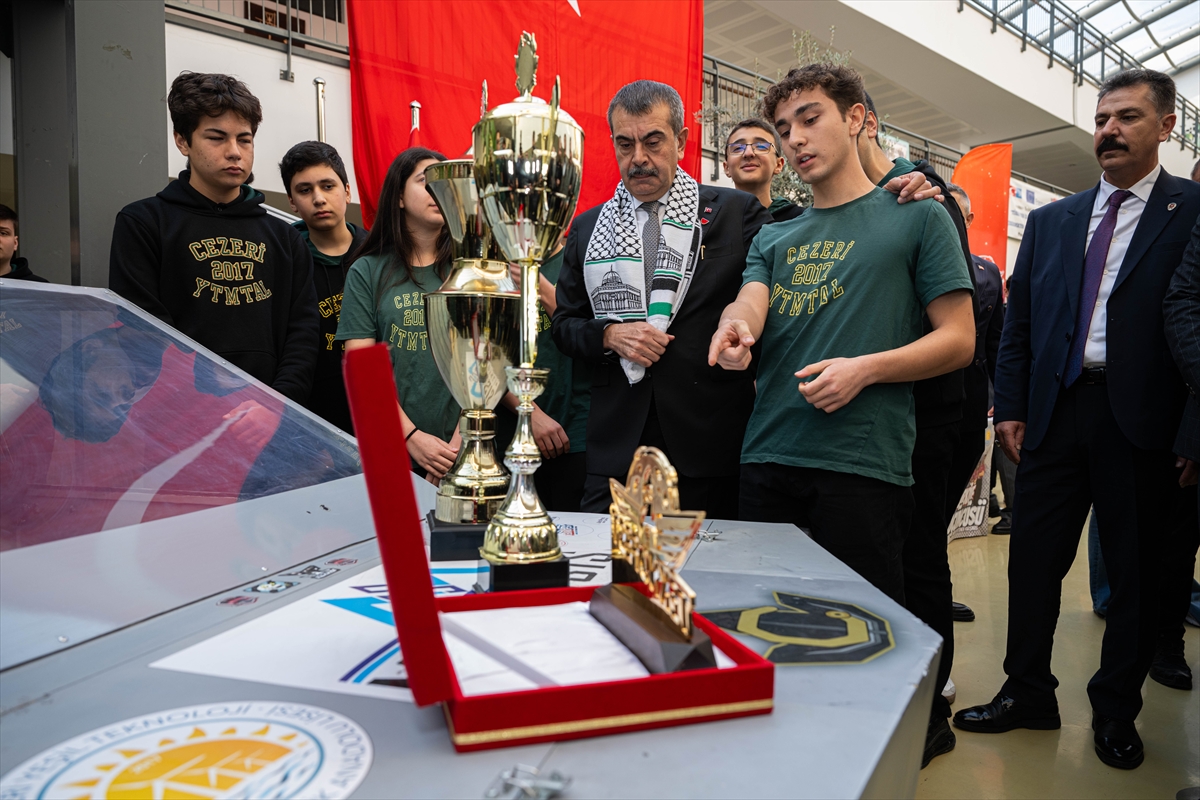 - Okuldaki alanda oluşturulan ve gelirleri Gazze'ye bağışlanacak kermesi gezen