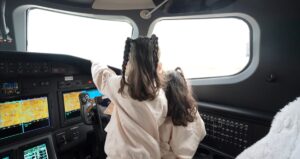 - Uraloğlu, Erva ve Zümra'ya uçak maketi hediye etti, ikizler