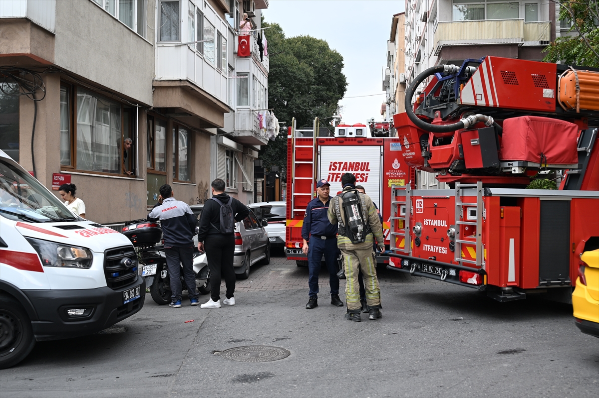 Bakırköy'de özel okulda çıkan yangına müdahale ediliyor
