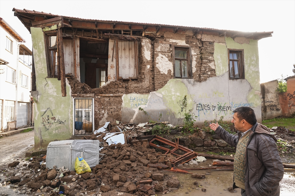 Balıkesir Sındırgı merkezli depremde yıkılan binaların enkazı kaldırılıyor