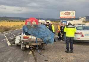 BALIKESİR (AA) – Balıkesir’in Gönen ilçesinde öğrenci servisiyle otomobilin çarpışması