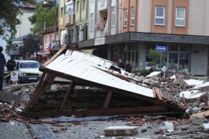 BALIKESİR (AA) – Balıkesir Valisi İsmail Ustaoğlu, Sındırgı merkezli 6,1