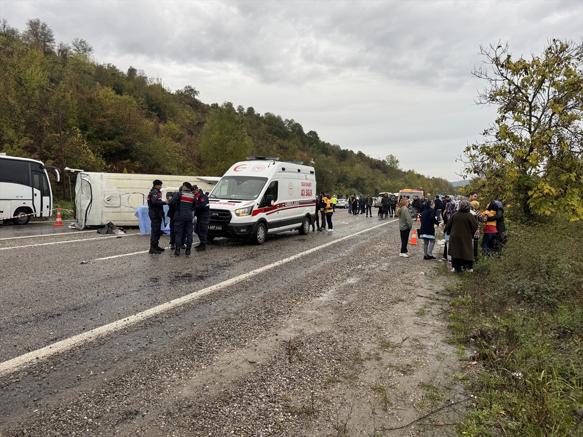 Bartın'da devrilen işçi servisinde 1 kişi öldü, 19 kişi yaralandı