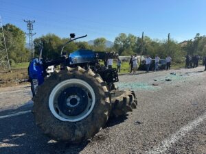 BARTIN (AA) – Bartın'da iki otomobille traktörün çarpışması sonucu 4