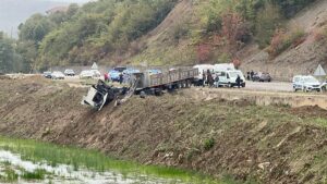 BARTIN (AA) – Bartın'da otomobil ile tırın çarpışması sonucu karı