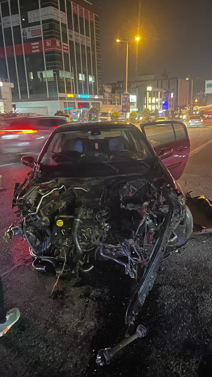Başakşehir'de otomobilin otobüs durağına çarpması sonucu 1 kişi yaralandı