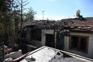 ANKARA (AA) – Ankara'nın Sincan ilçesinde yangın çıkan bir gecekondu