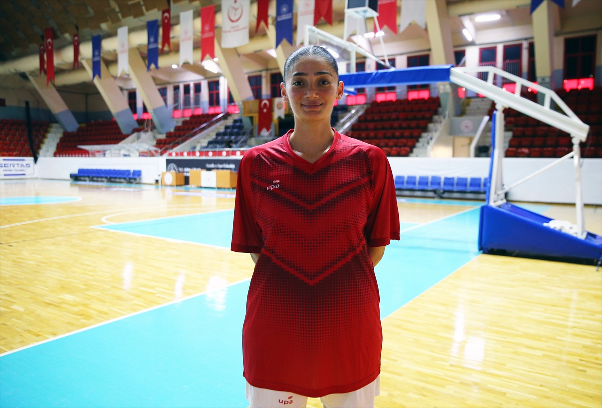 Basketbol antrenörleri, meme kanseri farkındalığı için parkeye pembe ceketle çıkıyor