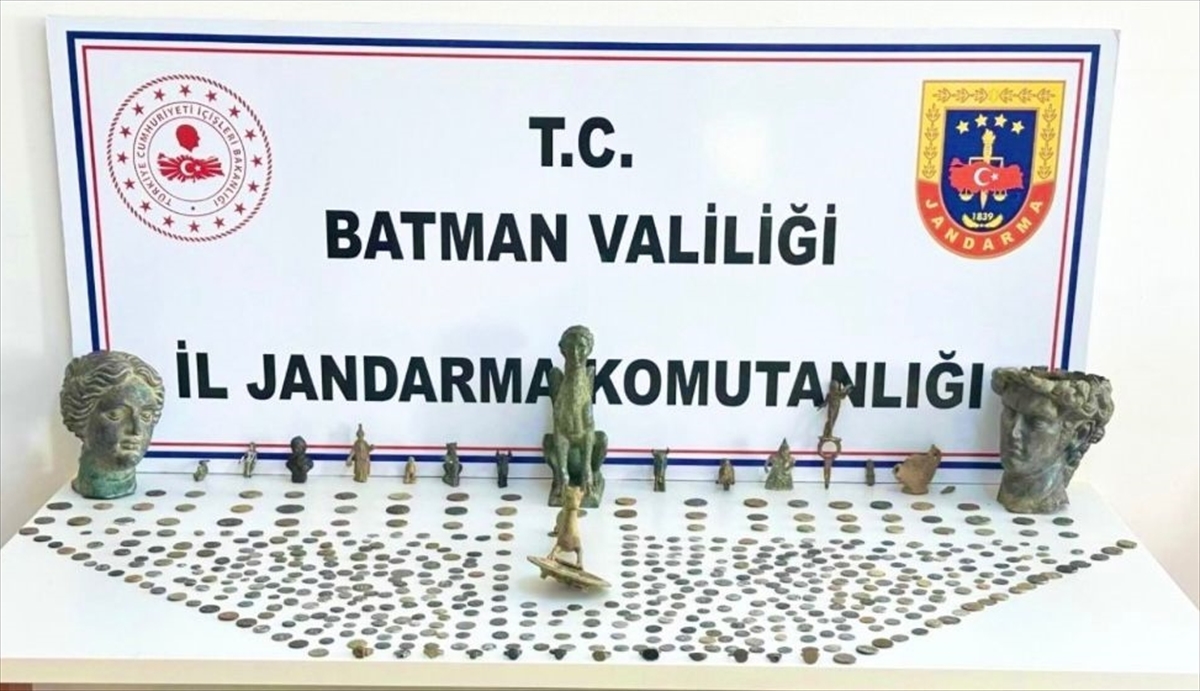 Batman'da tarihi eser operasyonunda 802 sikke, 29 obje, 2 büst ve heykel ele geçirildi