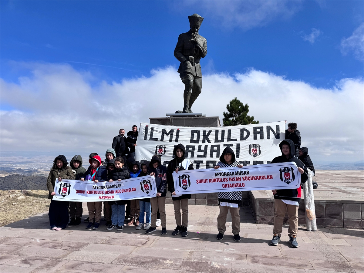 Beşiktaş Kulübü üyeleri, Afyonkarahisar'da öğrencilere forma hediye etti