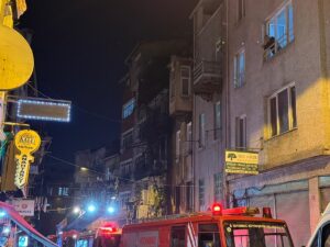 - Dumandan etkilenen 6 kişilik aile ambulansla hastaneye kaldırıldı