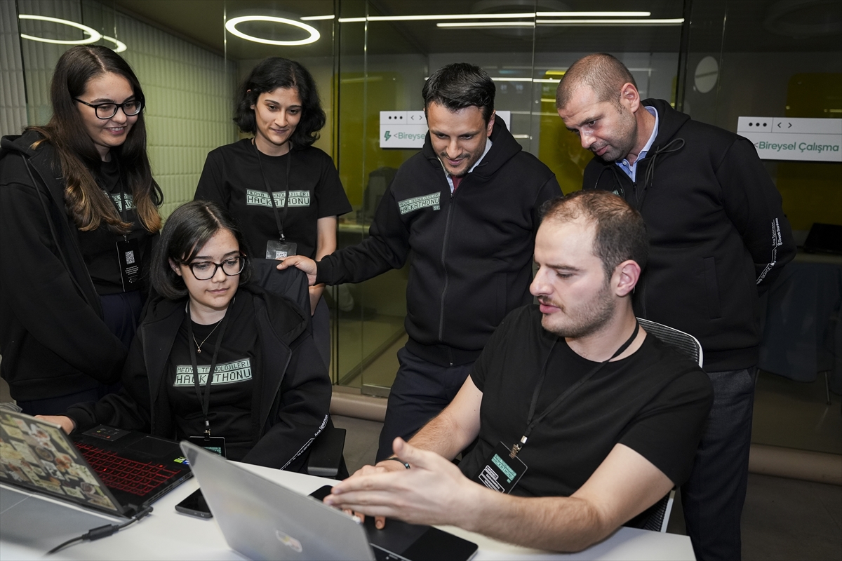 Bilişim Vadisi Genel Müdürü Tüzgen,  AA Medya Teknolojileri Hackathonu V2.0'ı ziyaret etti