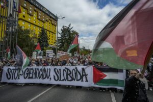 SARAYBOSNA (AA) – Bosna Hersek'in başkenti Saraybosna'da yüzlerce kişi, İsrail'in