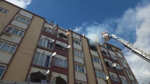 BURSA (AA) – Bursa'nın Orhangazi ilçesinde, bir apartmanın en üst