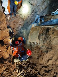 BURSA (AA) – Bursa'nın Mudanya ilçesinde kanalizasyon hattını kepçeyle açtıkları